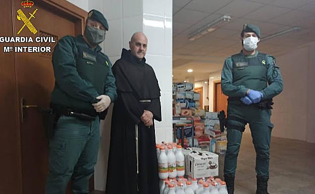 Los agentes de la Benemérita en el centro de los Franciscanos en Palma de Gandia. 