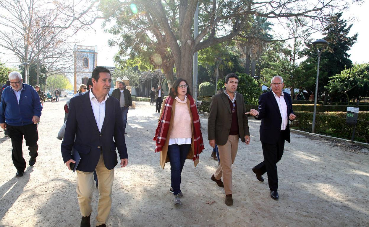 El presidente de la Diputación, la líder del PP de Dénia y el alcalde en la visita de enero a la finca de Torrecremada. 