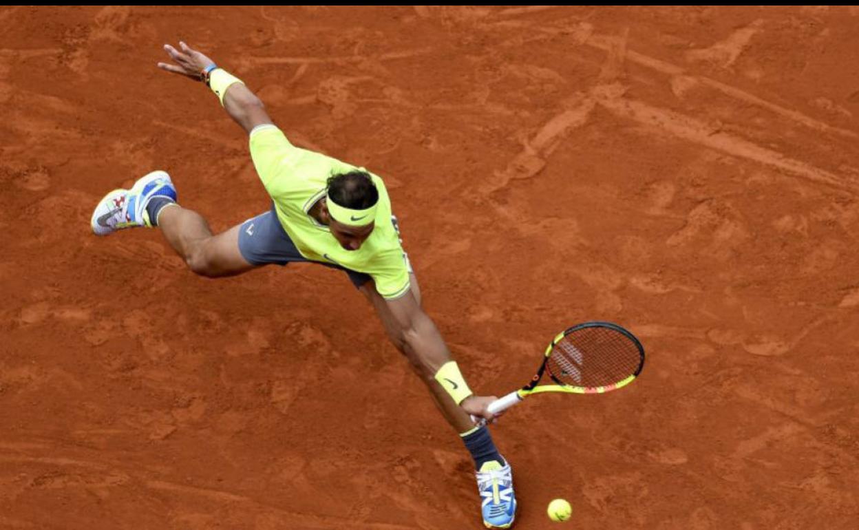 Rafa Nadal se estira para alcanzar una pelota en el pasado Roland Garros. 