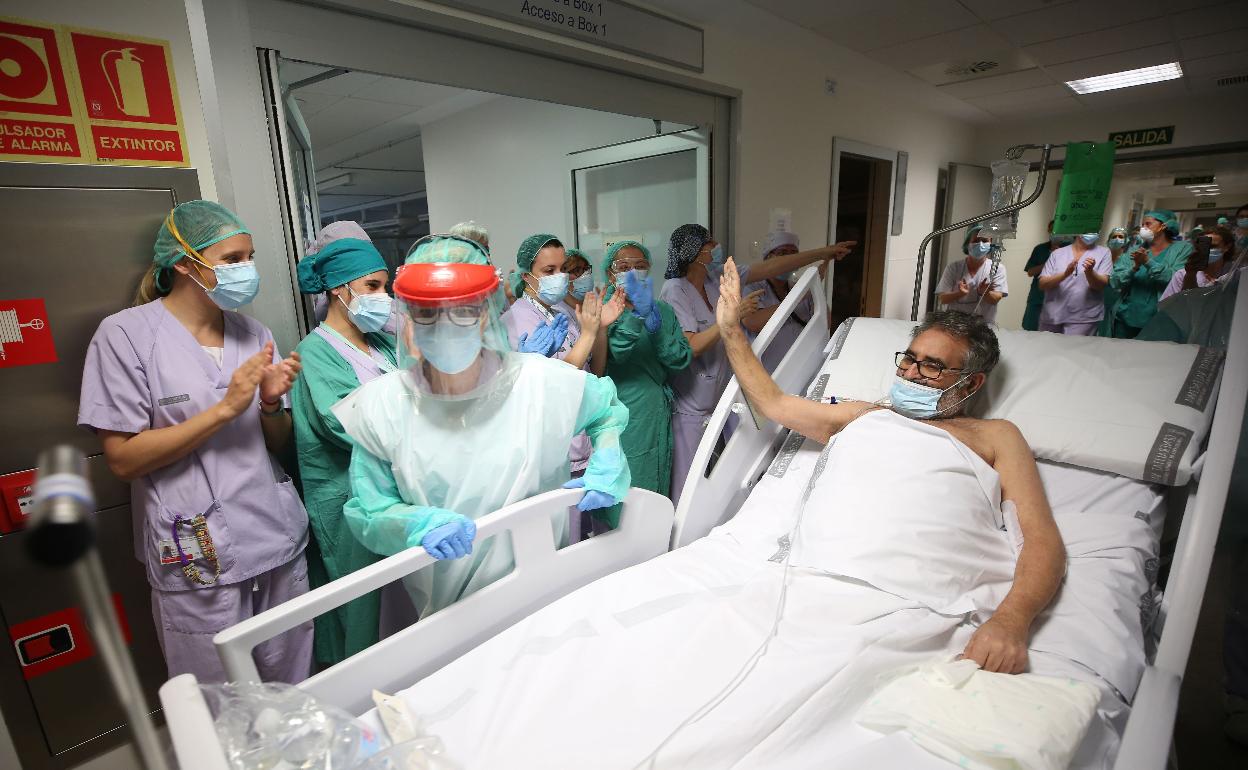 Un paciente sale de la UCI en el hospital La Fe de Valencia. 