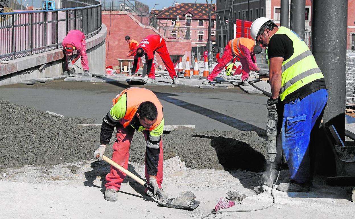 Trabajadores realizan obras en una calle. 