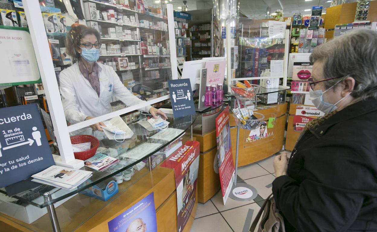 Reparto de mascarillas en las farmacias.