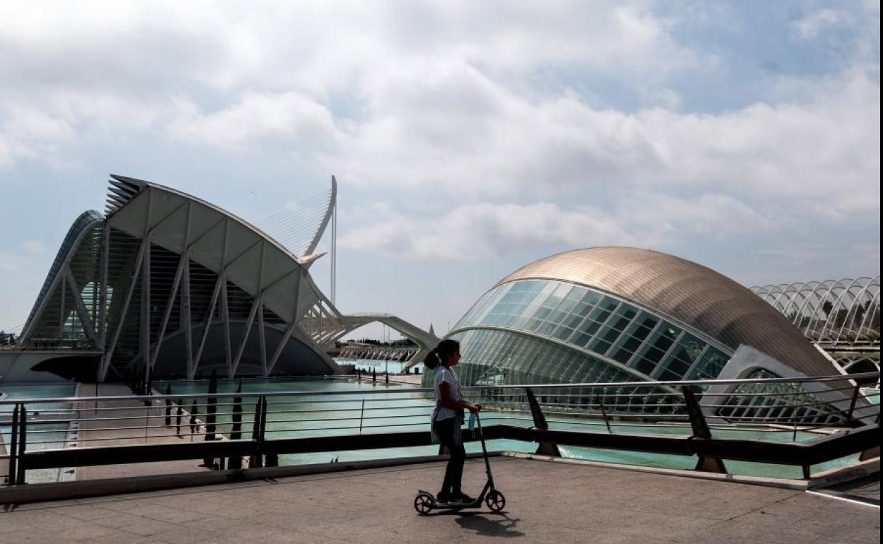 Una niña, ante la Ciudad de las Artes.