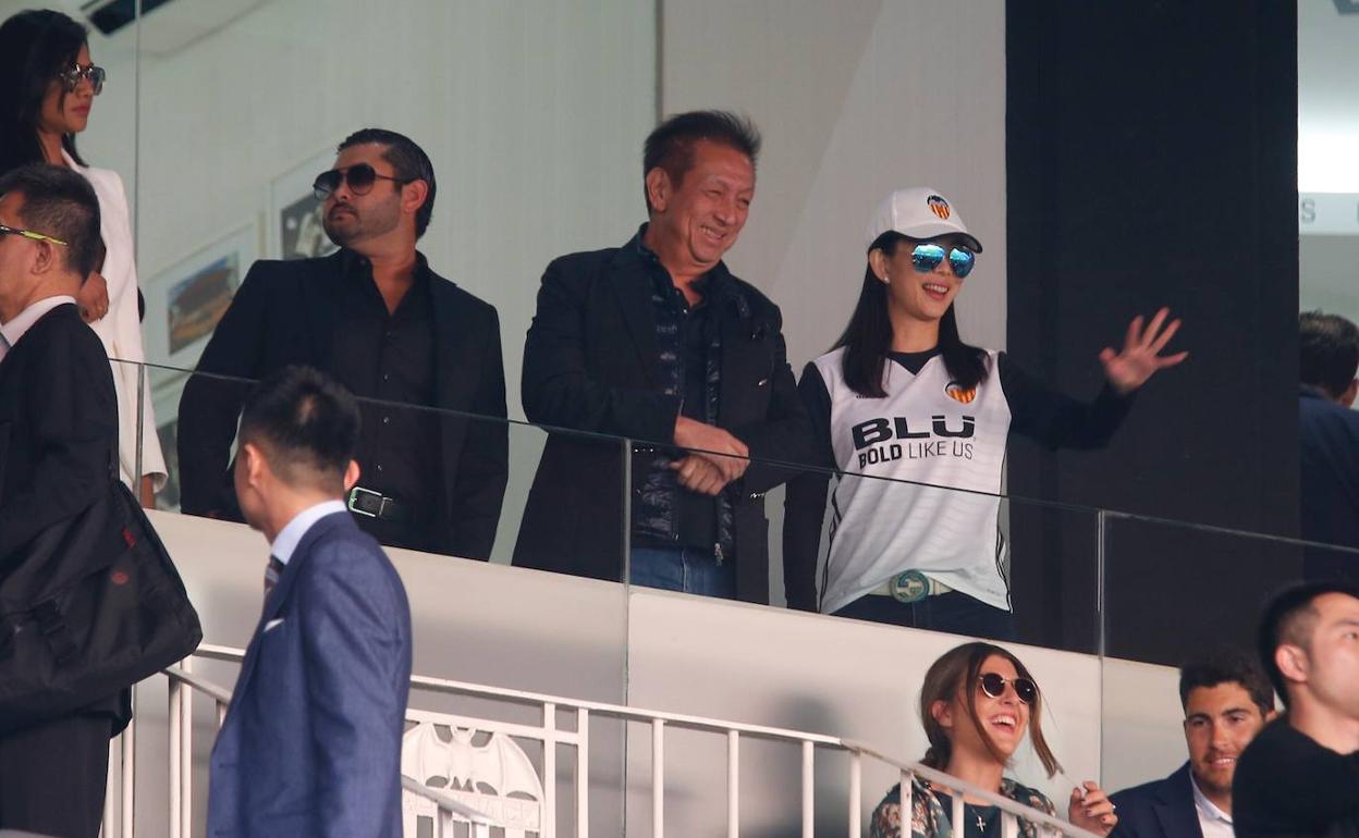 Lim, junto a su esposa, en el palco de Mestalla