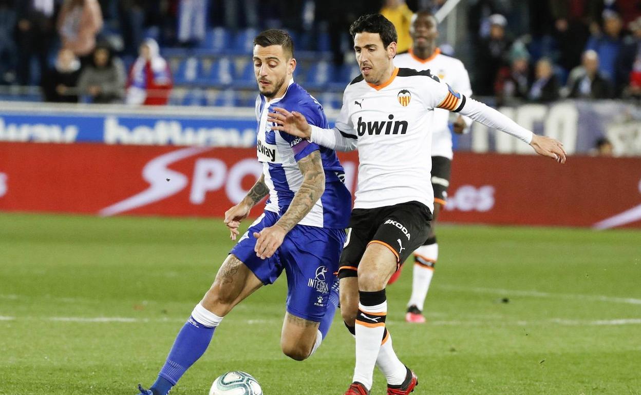 Parejo lucha por el balón con Joselu, jugador del Alavés