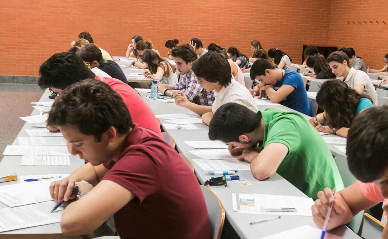 Estudiantes valencianos, durante un examen