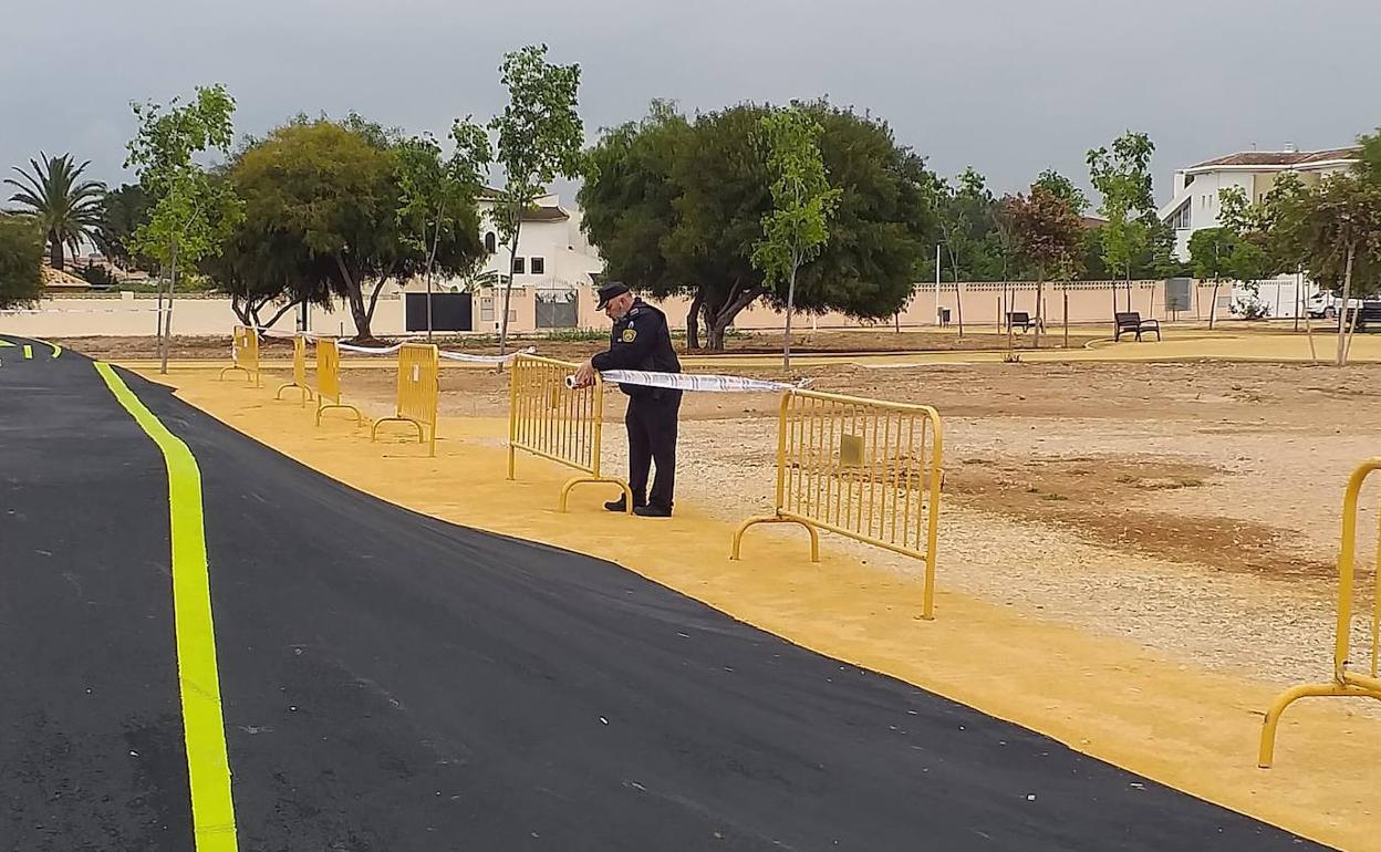 Agente de la Policía Local de Ondara cerrando uno de los parques del municipio.