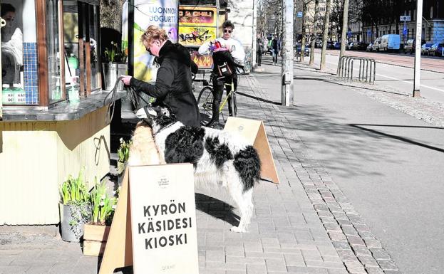 Un pequeño quiosco de Helsinki ha empezado a vender gel higiénico en vez de las habituales cervezas.