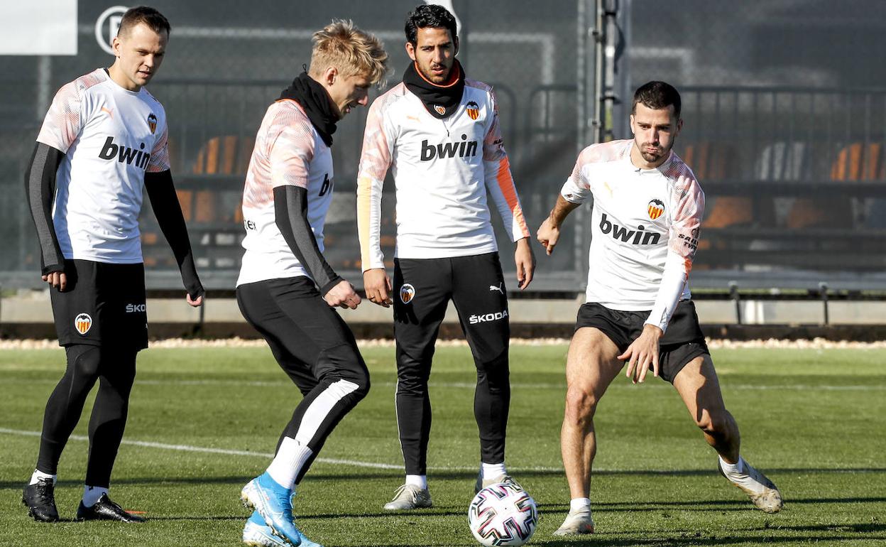 Cheryshev, Wass, Parejo y Gayà, en un entrenamiento