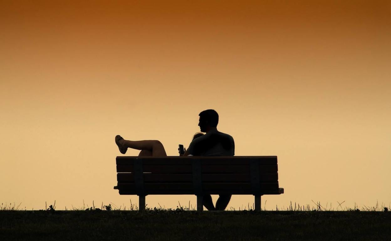 Una pareja de novios durante la puesta de sol. 