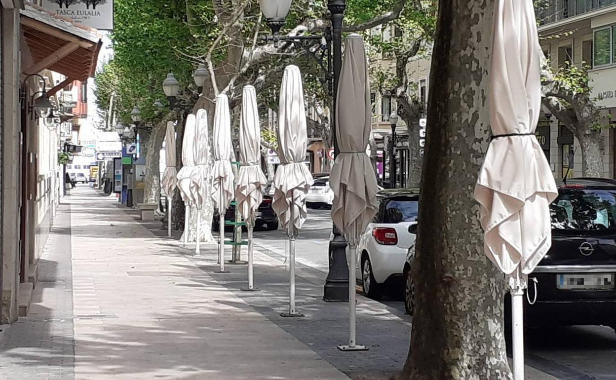 Las sombrillas plegadas de un establecimiento de restauración de la calle Marqués de Campo que recogió la terraza y cerró en marzo. 