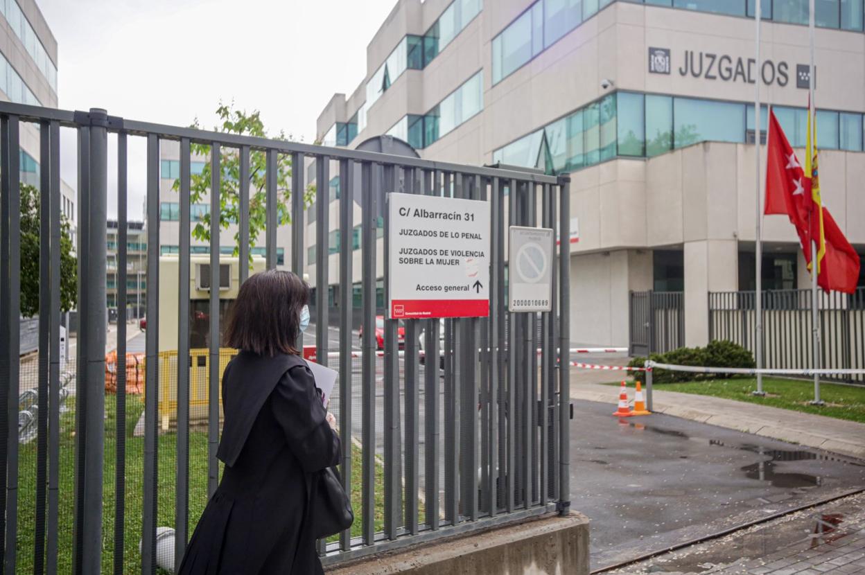 Una abogada entra a los Juzgados de lo Penal de Violencia sobre la Mujer en Madrid. ricardo rubio / eP 