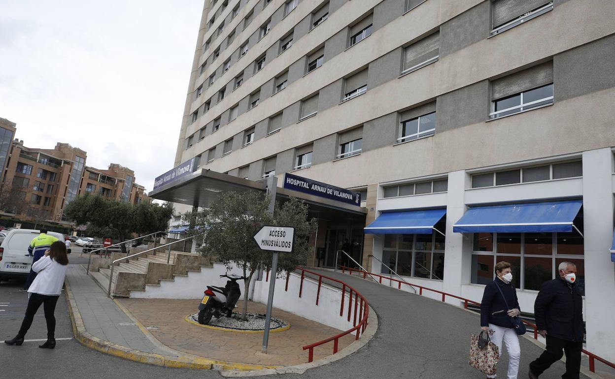 Entrada principal del Hospital Arnau de Vilanova