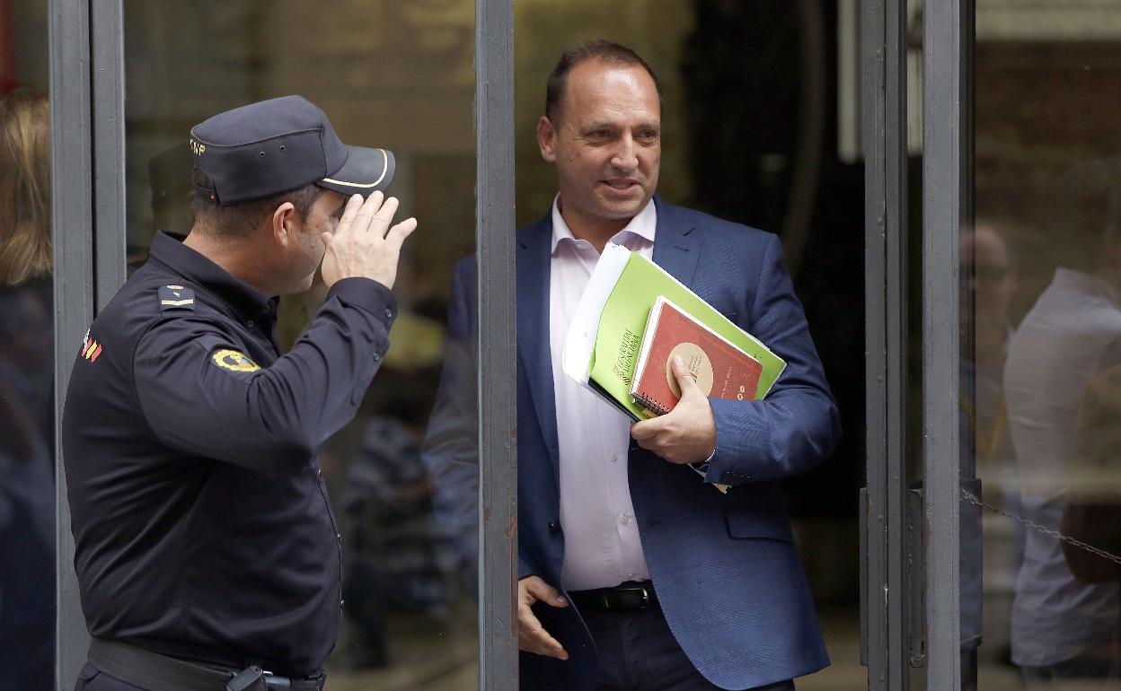 Dalmau abandona el Palau de la Generalitat. 