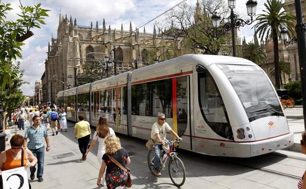 Una bicileta, junto al tranvía, en el centro de Sevilla.