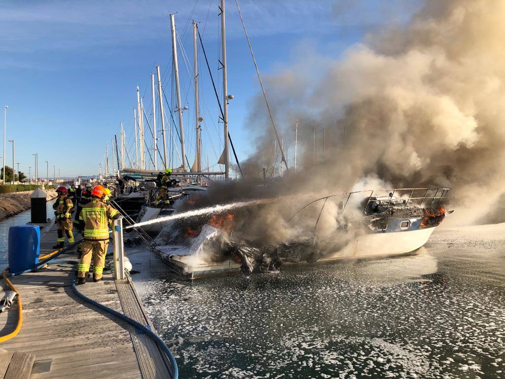 Un incendio ha destruido la mañana de este martes dos embarcaciones en la Marina Sur en el Puerto de Valencia. Tras recibir el aviso del fuego, dos patrullas de la Policía Portuaria y una decena de bomberos de los parques Sur y Norte acudieron con urgencia al lugar para sofocar la llamas. La rápida intervención de los bomberos evitó daños en otras embarcaciones. Ninguna persona resultó herida en este siniestro, según informaron fuentes policiales.