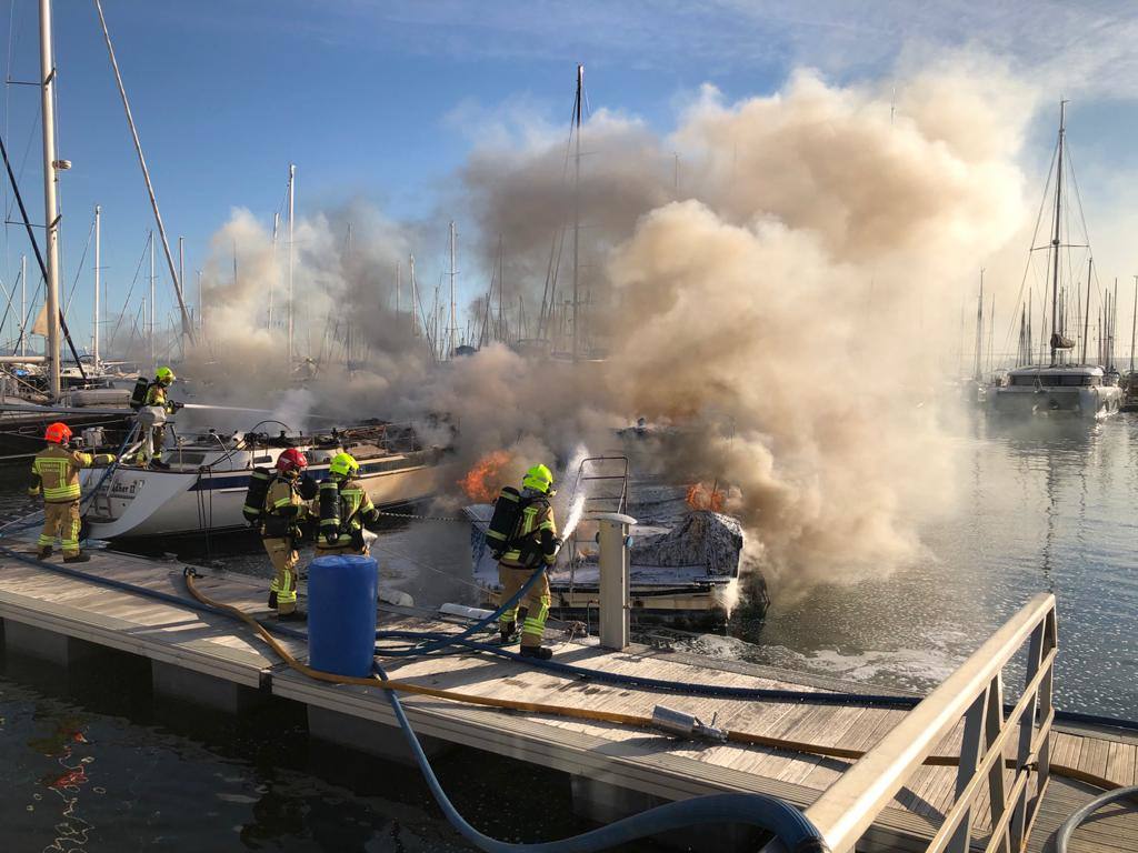 Un incendio ha destruido la mañana de este martes dos embarcaciones en la Marina Sur en el Puerto de Valencia. Tras recibir el aviso del fuego, dos patrullas de la Policía Portuaria y una decena de bomberos de los parques Sur y Norte acudieron con urgencia al lugar para sofocar la llamas. La rápida intervención de los bomberos evitó daños en otras embarcaciones. Ninguna persona resultó herida en este siniestro, según informaron fuentes policiales.