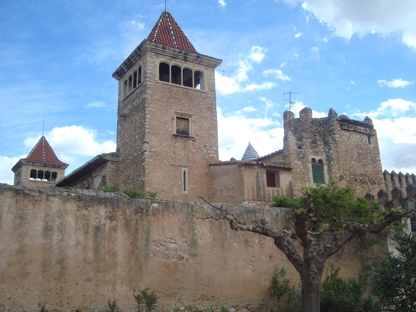 Si se visita Culla, no hay que olvidar las ruinas del antiguo castillo árabe del siglo XIII, el antiguo Granero del Comendador, conocido actualmente como La Presó del siglo XIII y XIV y el Antiguo Hospital , la Iglesia de El Salvador. Existen también numerosas cuevas, fuentes y simas en la zona de los ríos Monleón y Molinell, además del Mirador del Terrat, que con unas impresionantes vistas panorámicas permite disfrutar del paisaje de la comarca.