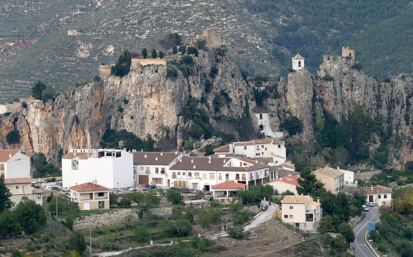 GUADALEST (Alicante) | Este municipio del interior de la provincia de Alicante, en la comarca de la Marina, se enuentra a unos 180 kilómetros de Valencia. Se puede acceder a él por la AP-7 y V-31.