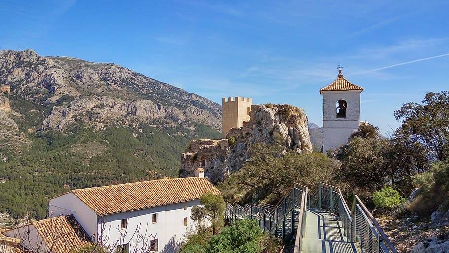 El Castillo de Guadalest y el monasterio tienen unas vistas espectaculares, en lo alto de una montaña.