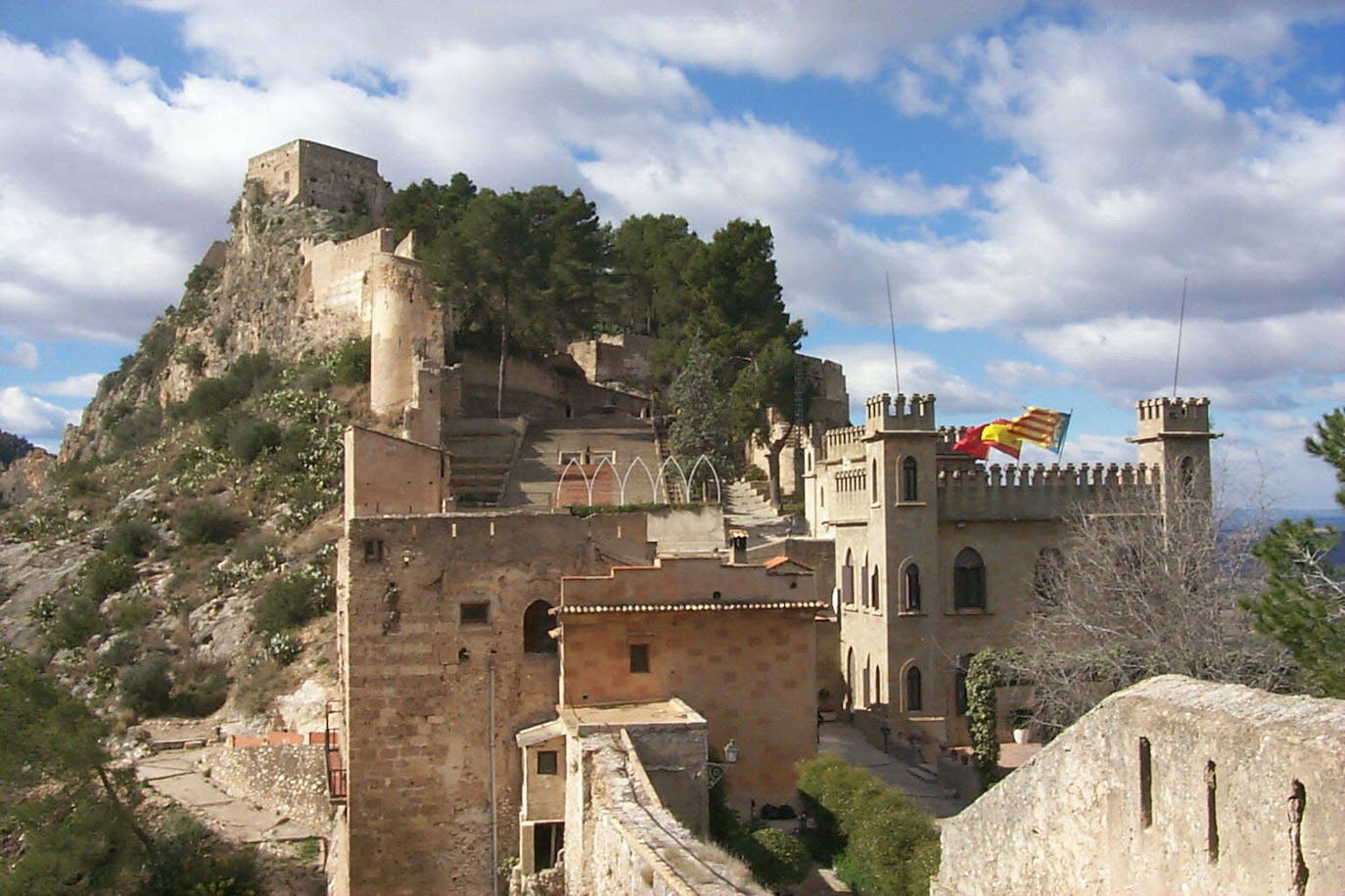 XÀTIVA (Valencia) | Situada en el sur de la provincia de Valencia, en el norte de las Comarcas Centrales y capital de la comarca de La Costera. Está a una distancia de unos 60 kilómetros de Valencia. Se accede por la CV-645 y la N-340.