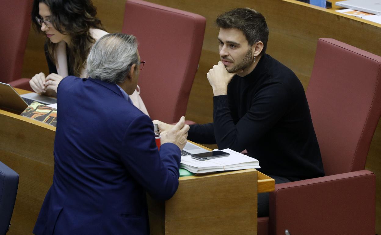 Mata habla con el síndic de Compromís en Les Corts, Fran Ferri.