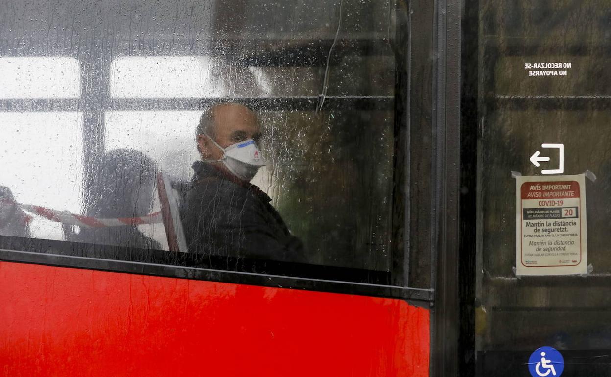 Un pasajero de la EMT, durante el estado de alarma