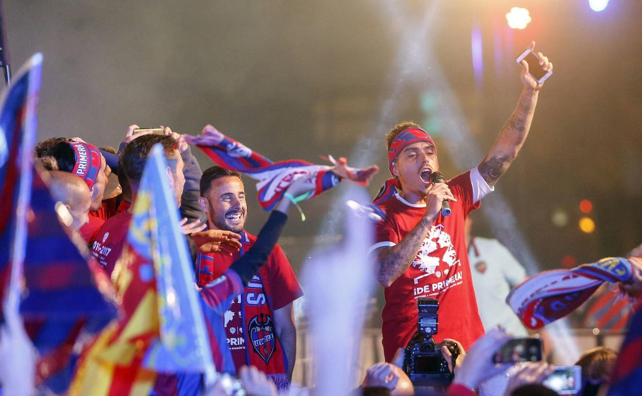 Roger se dirige a los aficionados en las celebraciones del ascenso en 2017.