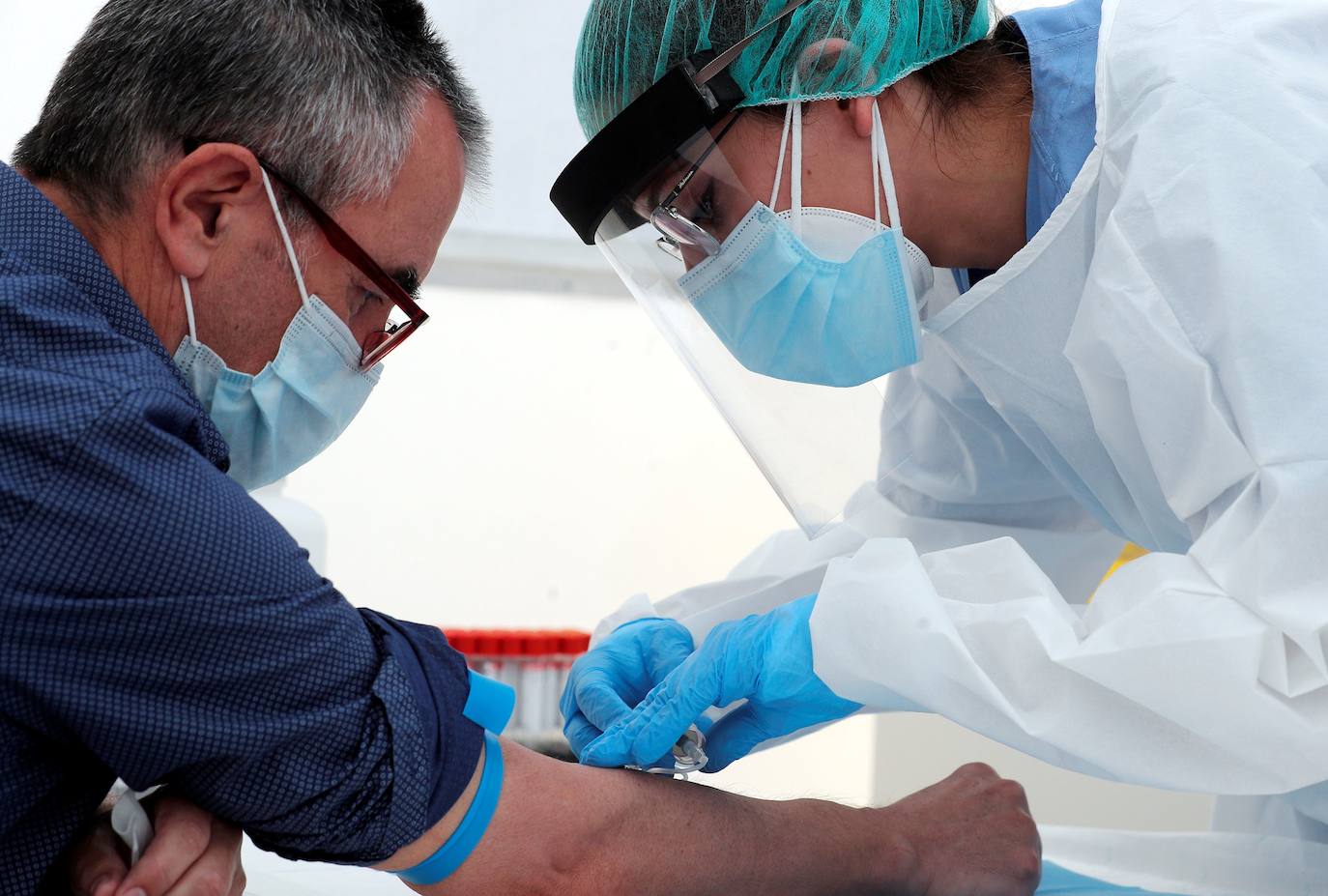 Una enfermera realiza una extracción de sangre para realizar la prueba de seroprevalencia a uno de los integrantes de los hogares valencianos escogidos al azar por el Instituto Nacional de Estadística.