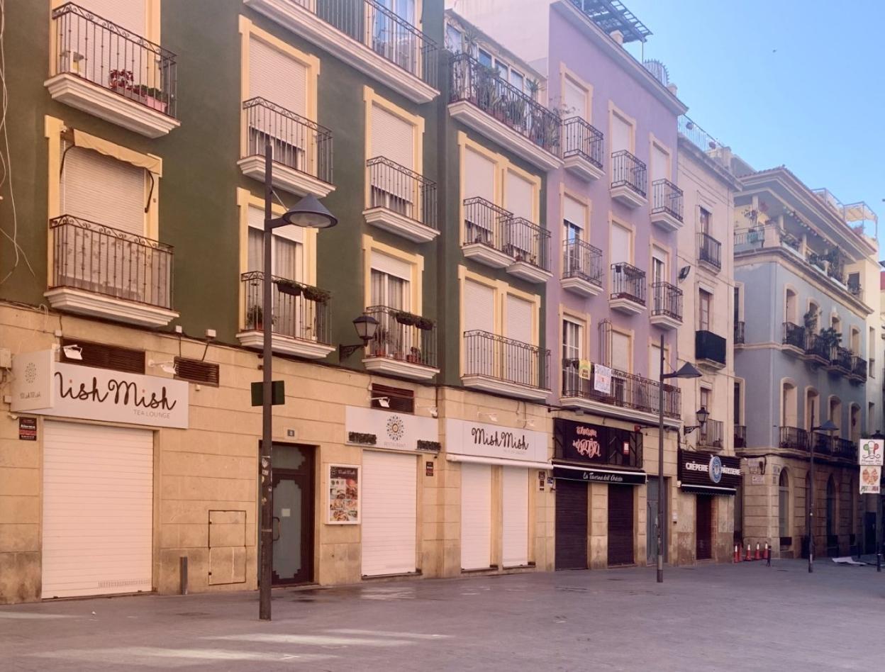 Restaurantes cerrados en la céntrica plaza de San Cristóbal, en Alicante. lp