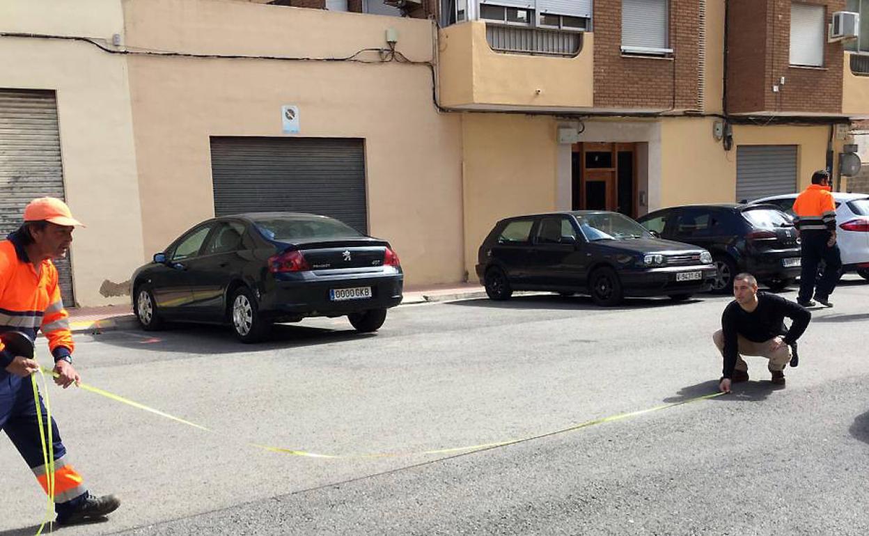 Los operarios en Puçol, delimitan la zona en la calle. 