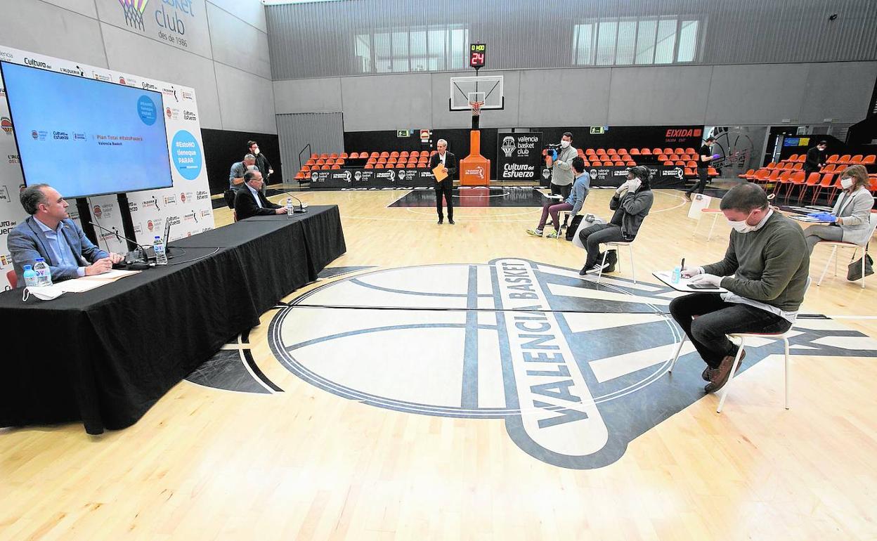 Aspecto de la pista central de L'Alqueria durante la rueda de prensa de ayer del Valencia Basket 