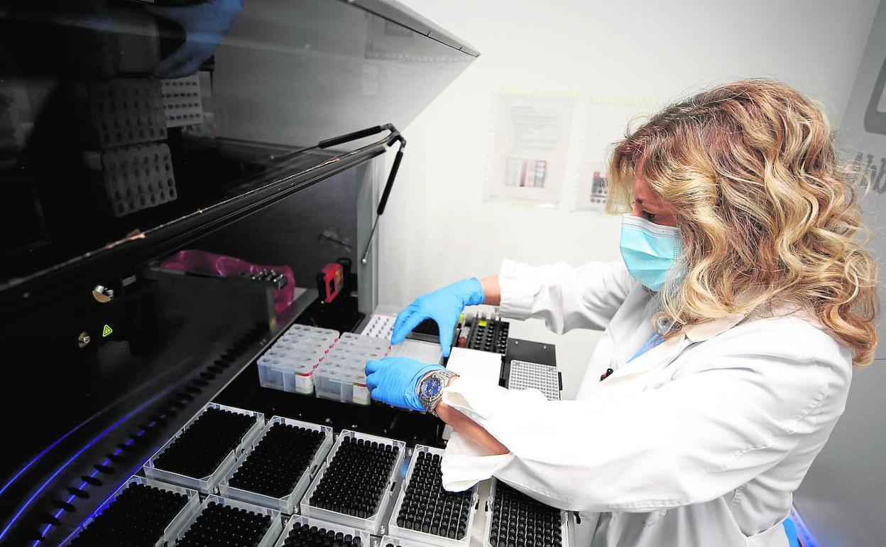 Análisis de muestras con la técnica PCR en el laboratorio de Microbiología del Hospital La Fe. 