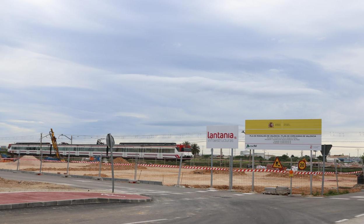 Un tren pasa por los terrenos de la futura estación.