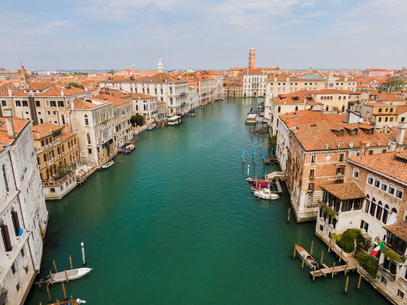 Las dos ciudades italianas se descubren sin público a vista de pájaro. Las zonas más turísticas están ahora libres, sin gente. El coronavirus ha dejado a dos de las urbes más históricas de Europa con un aspecto insólito.