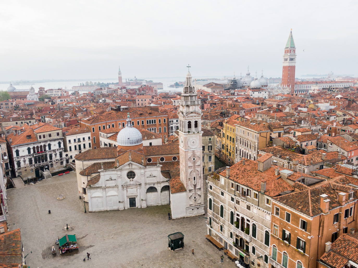 Las dos ciudades italianas se descubren sin público a vista de pájaro. Las zonas más turísticas están ahora libres, sin gente. El coronavirus ha dejado a dos de las urbes más históricas de Europa con un aspecto insólito.