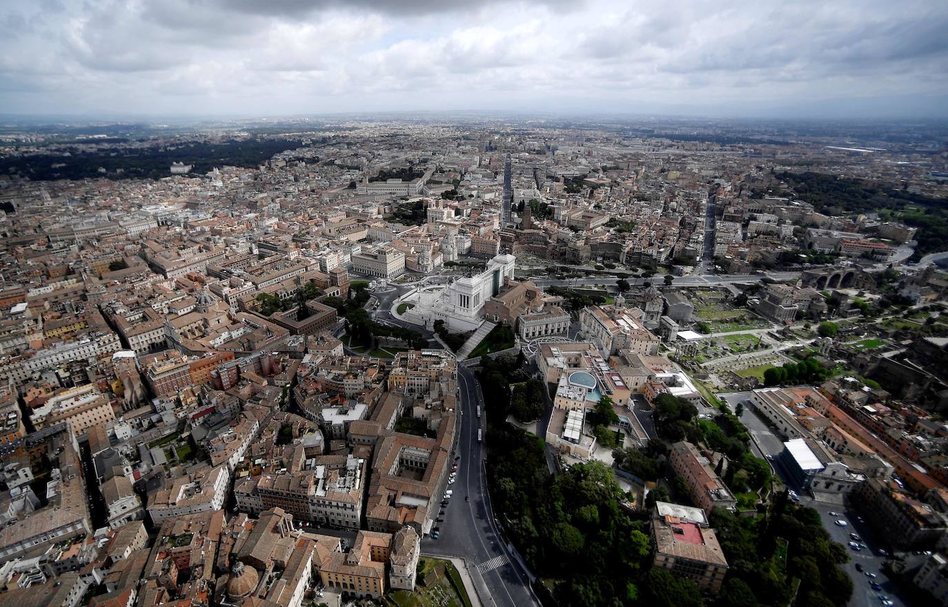 Las dos ciudades italianas se descubren sin público a vista de pájaro. Las zonas más turísticas están ahora libres, sin gente. El coronavirus ha dejado a dos de las urbes más históricas de Europa con un aspecto insólito.