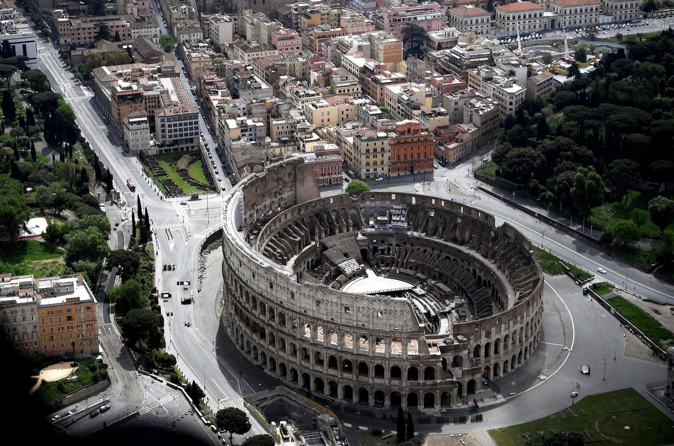 Las dos ciudades italianas se descubren sin público a vista de pájaro. Las zonas más turísticas están ahora libres, sin gente. El coronavirus ha dejado a dos de las urbes más históricas de Europa con un aspecto insólito.