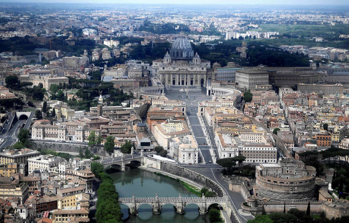 Las dos ciudades italianas se descubren sin público a vista de pájaro. Las zonas más turísticas están ahora libres, sin gente. El coronavirus ha dejado a dos de las urbes más históricas de Europa con un aspecto insólito.