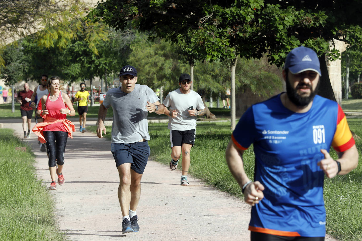 Fotos: Ciclistas, corredores y paseantes llenan de vida Valencia