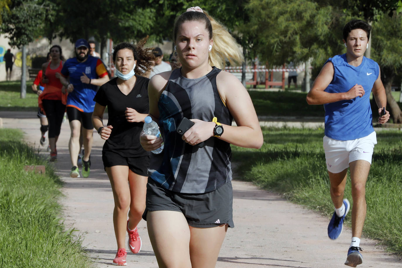 Fotos: Ciclistas, corredores y paseantes llenan de vida Valencia