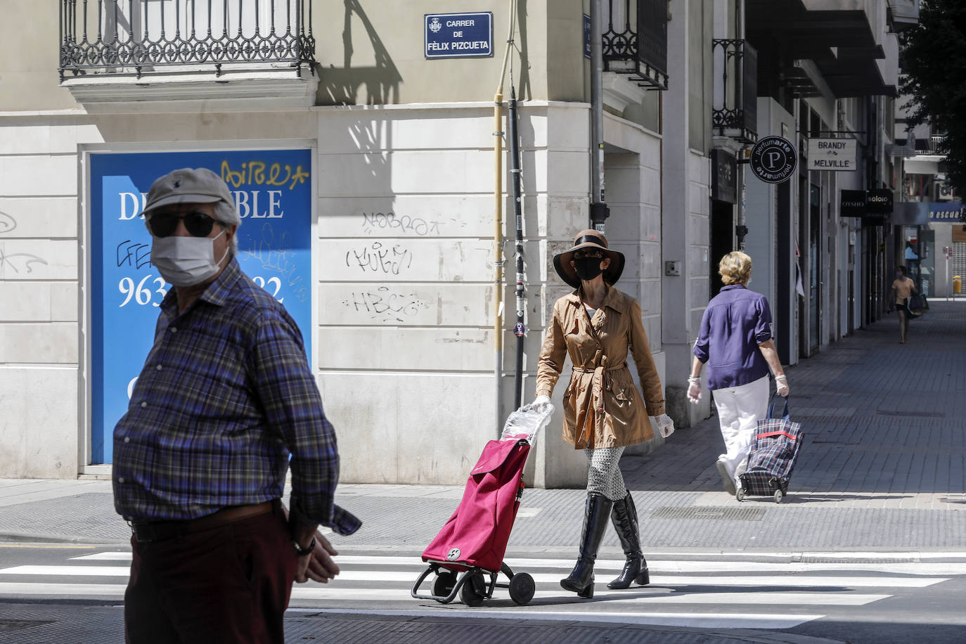 Fotos: Ciclistas, corredores y paseantes llenan de vida Valencia