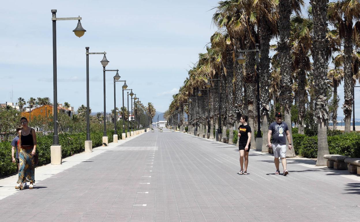 Paseantes en Valencia, ayer