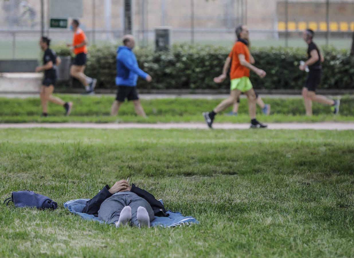 Fotos: Ciclistas, corredores y paseantes llenan de vida Valencia