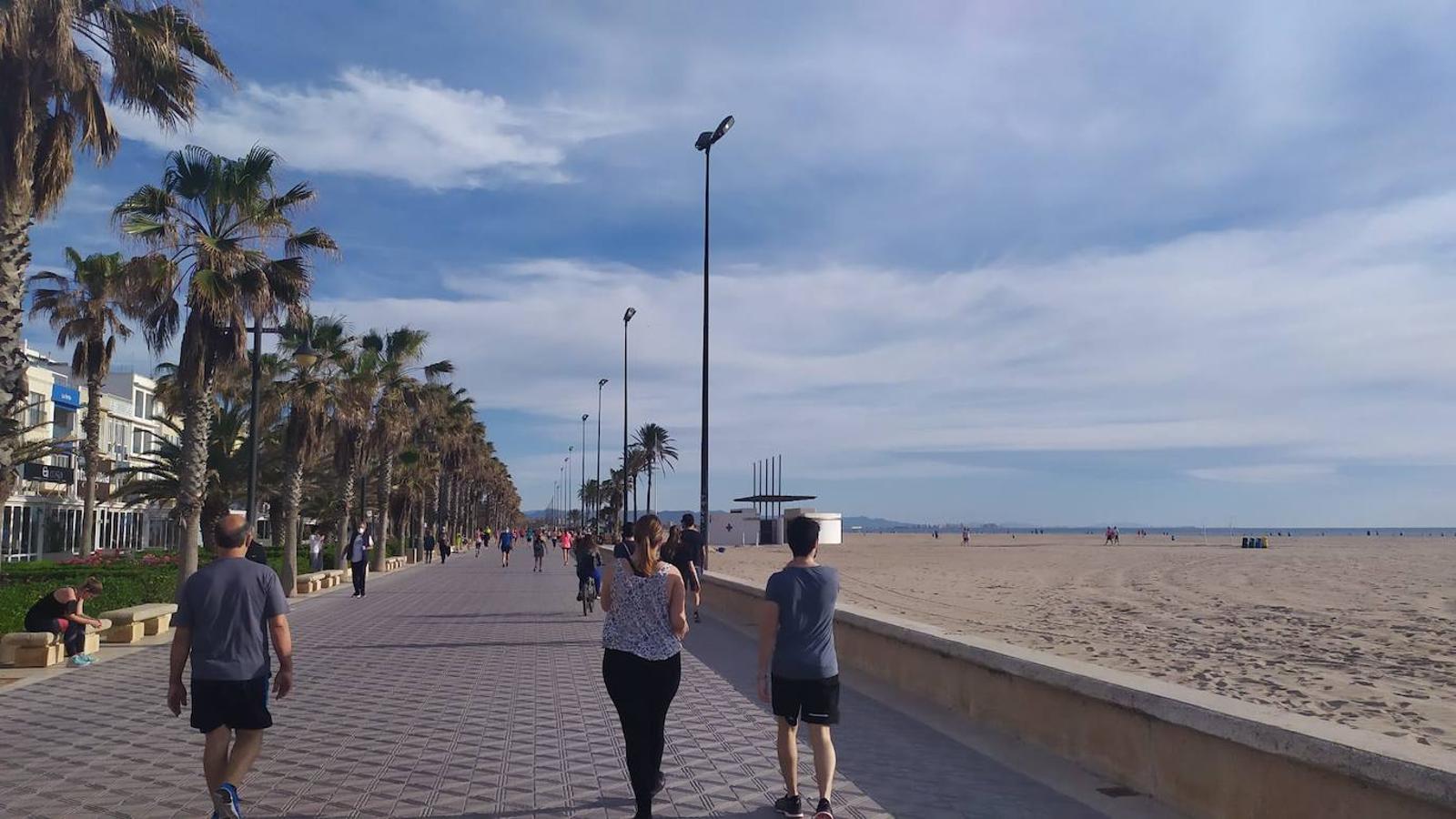 Fotos: Ciclistas, corredores y paseantes llenan de vida Valencia