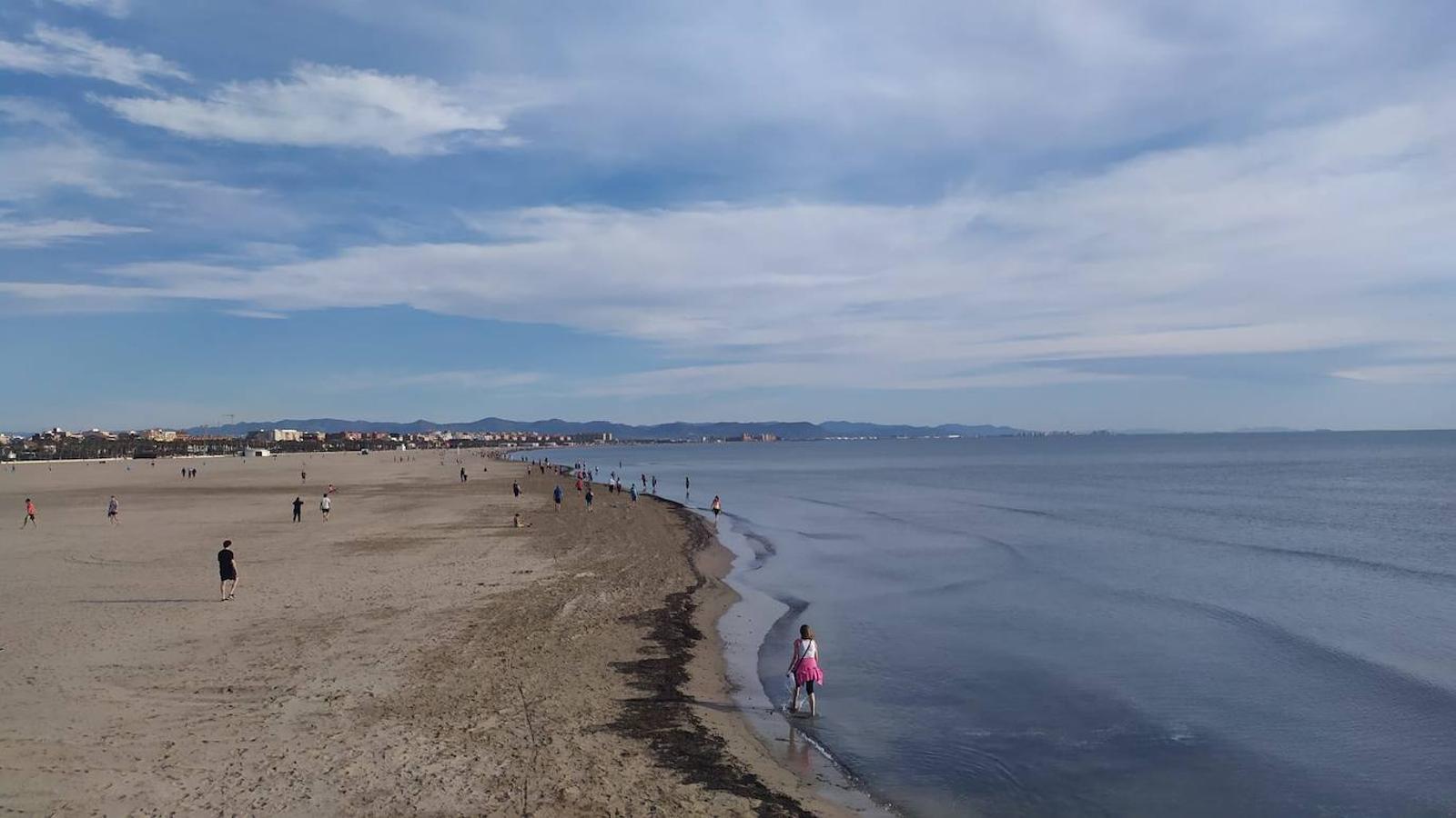 Fotos: Ciclistas, corredores y paseantes llenan de vida Valencia