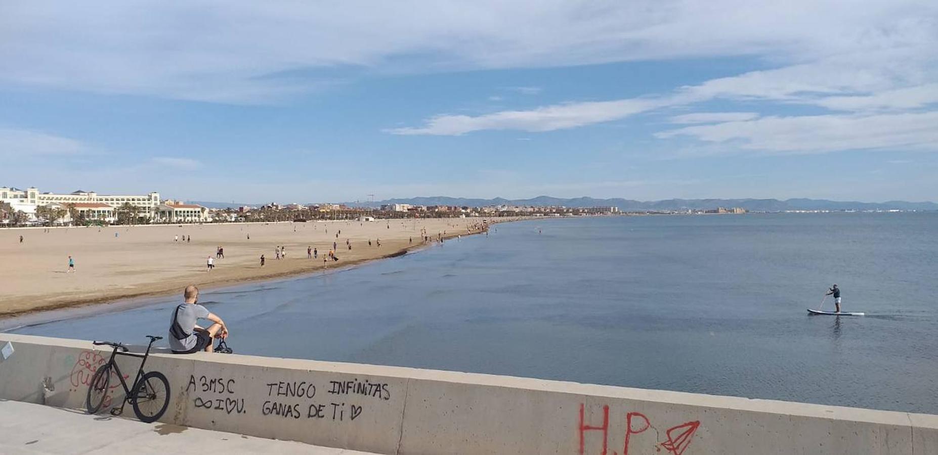 Fotos: Ciclistas, corredores y paseantes llenan de vida Valencia