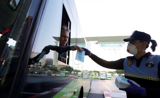 El Gobierno obliga a llevar mascarillas en transporte público a partir del lunes