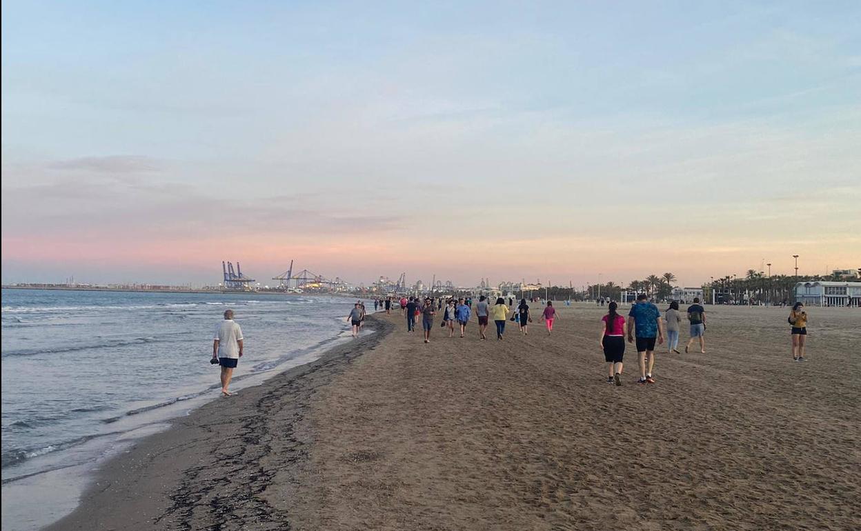 Atardecer de este sábado en la playa de la Malvarrosa.
