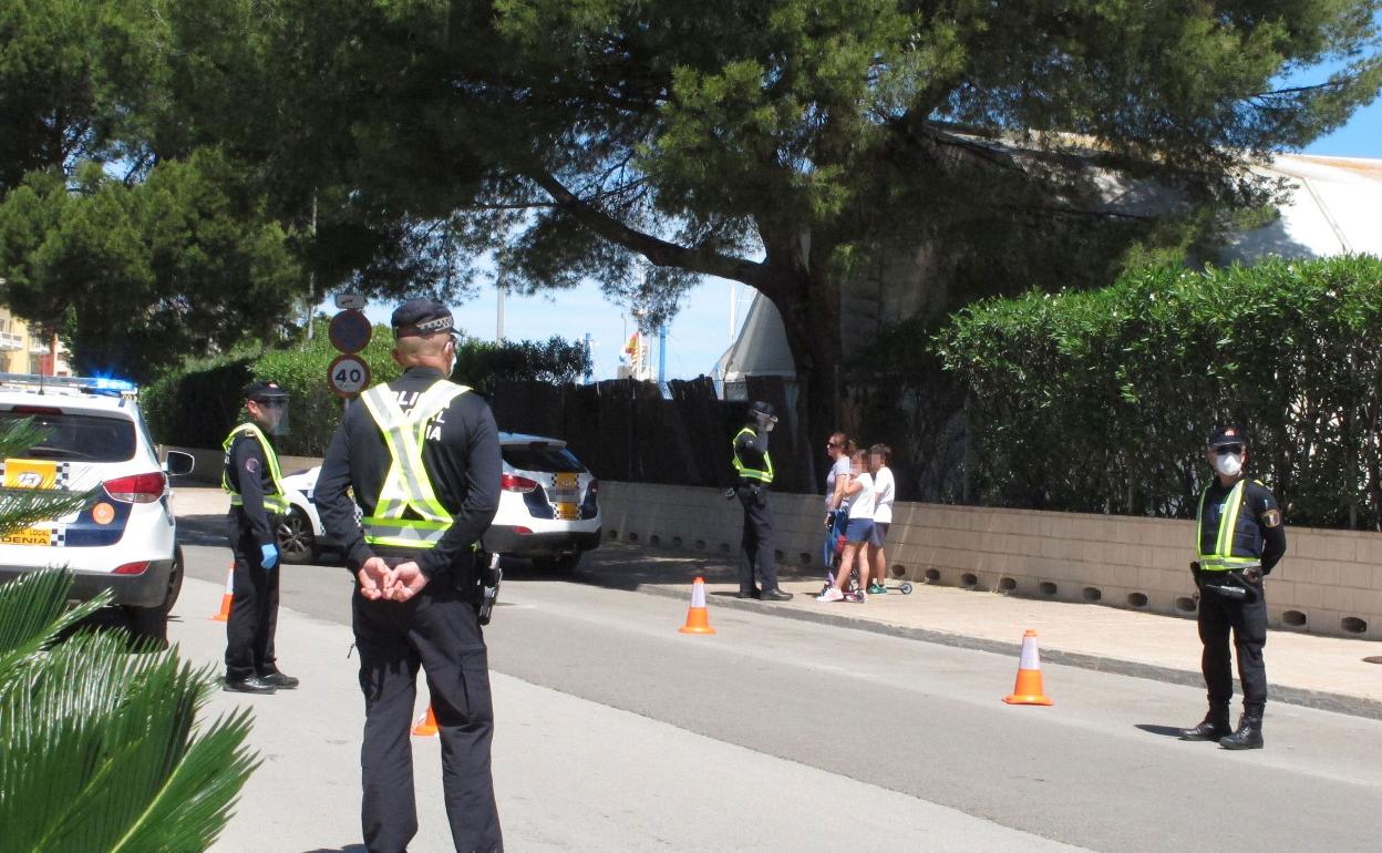 Uno de los controles policiales montado en Dénia durante el puente. 